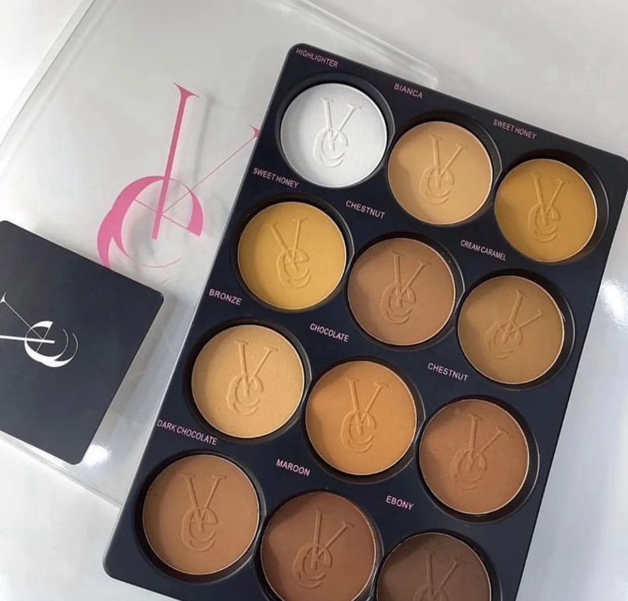 Vee beauty 12- in -1 powder palette